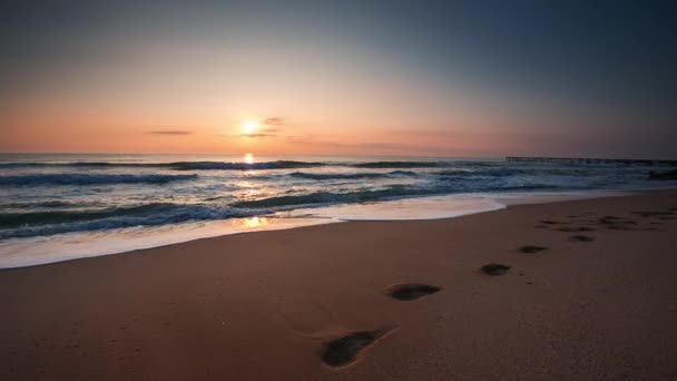 Salida del sol sobre el mar — Vídeos de Stock