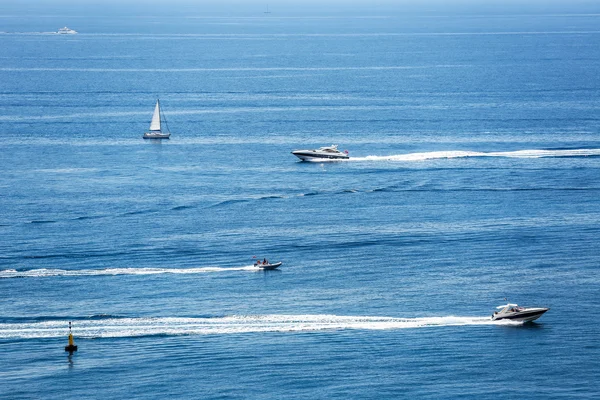 Csoport vitorlás Földközi-tenger közelében francia luxus jachtok — Stock Fotó