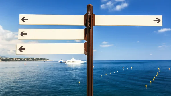 Deniz limanı yakınındaki beyaz tabelasını — Stok fotoğraf