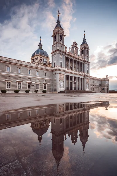 Pohled na katedrále Almudena v Madridu. Reflexe na louži. — Stock fotografie