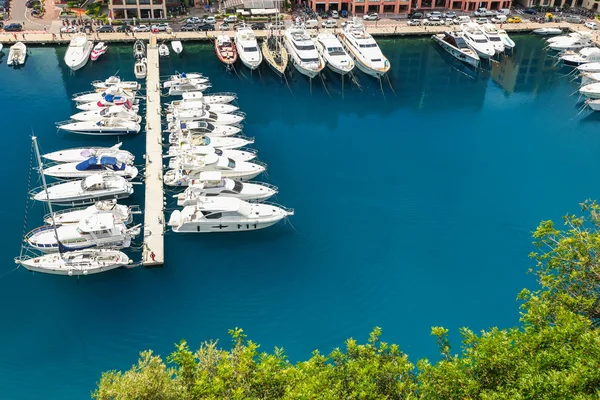Iates de luxo caíram âncora no porto de Monte Carlo, Mônaco — Fotografia de Stock