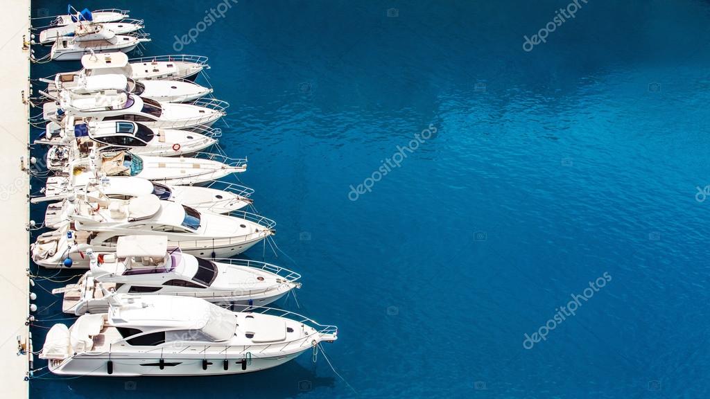 Yacht di lusso gettato ancora nel porto di Monte Carlo, Monaco