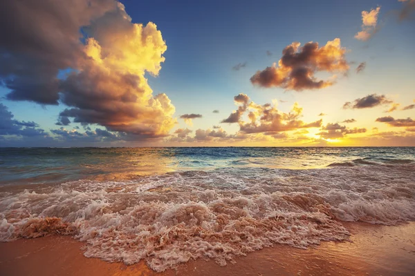 Sunrise on the beach of Caribbean sea — Stock Photo, Image