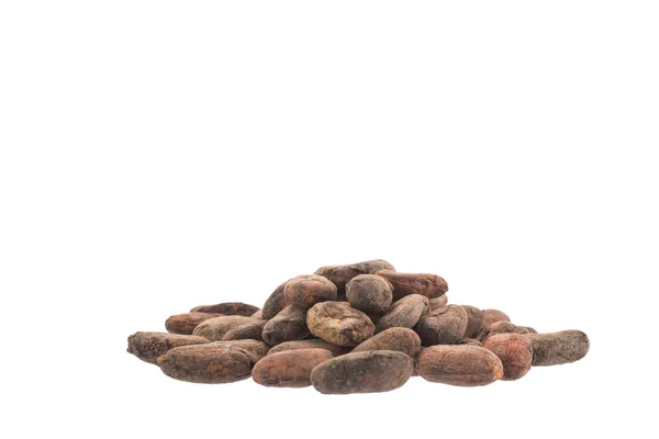 Ruwe cacao bonen geïsoleerd op witte achtergrond — Stockfoto