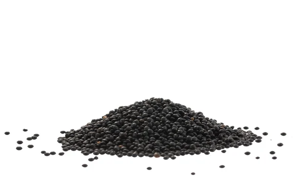 白で隔離黒レンズ豆のヒープ — ストック写真