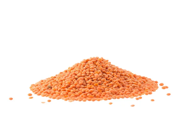 Heap de lentilhas vermelhas cruas isoladas em branco — Fotografia de Stock