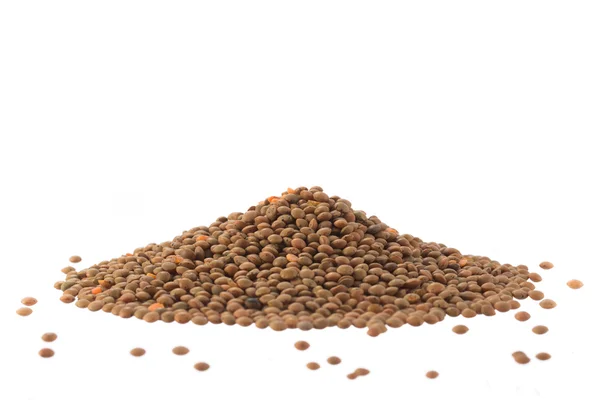 Heap de lentilhas marrons Isolado em Branco — Fotografia de Stock