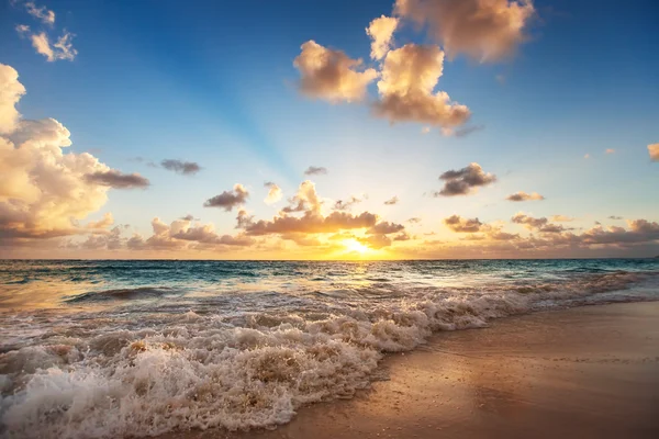Lever de soleil sur la plage de la mer des Caraïbes — Photo