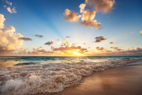Sunrise beach Karayip Denizi üzerinde