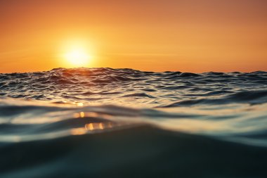 Deniz dalgası yakın, alçak açı görünümü