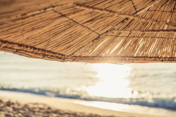 Nascer do sol em uma bela praia de areia com protetor solar — Fotografia de Stock