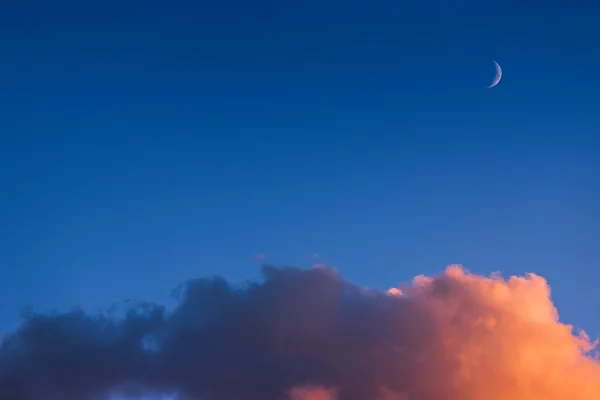 Nachthimmel mit Mond und Wolken — Stockfoto