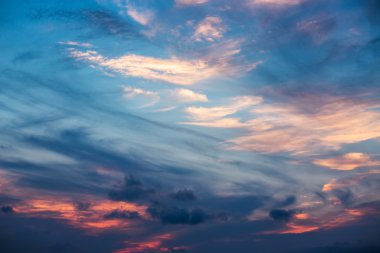 Turuncu bulutlar ve dramatik mavi gökyüzü, gün batımı çekimi 