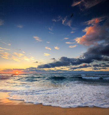 Denizin üzerinde güzel bulutlar, güneşin doğuşu.