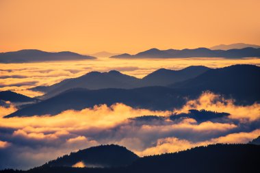 Dağların üzerinden gün doğumu