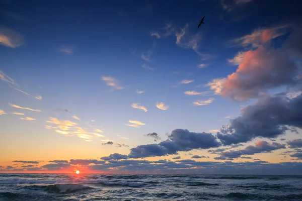 Beautiful cloudscape over the sea, sunrise shot — Stock Photo, Image