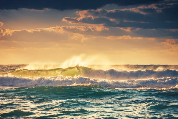 Sonnenaufgang und leuchtende Wellen im Ozean — Stockfoto