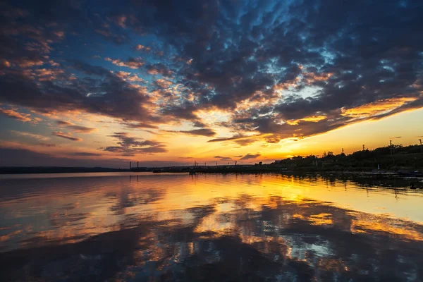 Sonnenuntergang über dem See — Stockfoto