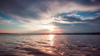 Deniz yüzeyinde ripples ve dalgalar