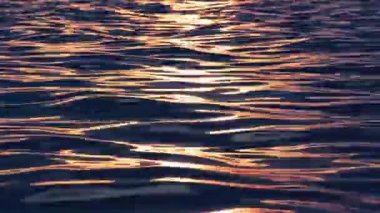 Deniz yüzeyinde ripples ve dalgalar