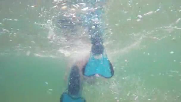 Mladý muž volné potápění a šnorchlování na útesu poblíž Punta Cana — Stock video