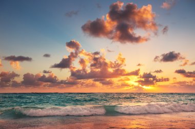 Sunrise beach Karayip Denizi üzerinde
