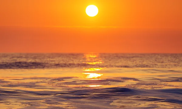 Salida del sol y olas brillantes en el océano — Foto de Stock