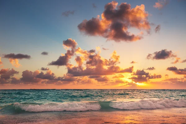 Nascer do sol na praia do mar do Caribe — Fotografia de Stock