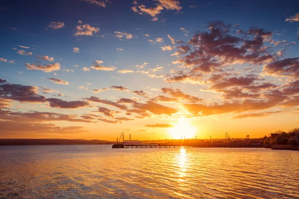 Hermoso paisaje nublado sobre el lago — Foto de Stock