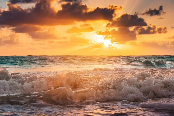 Hermoso paisaje nublado sobre el mar Caribe —  Fotos de Stock