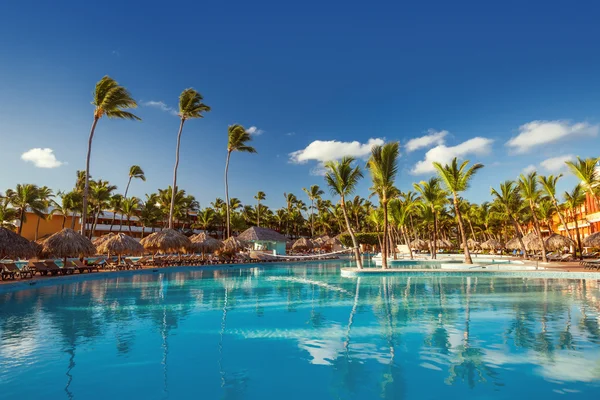 Gyönyörű úszómedencével rendelkező, trópusi üdülőhely, Punta Cana, Dominic — Stock Fotó