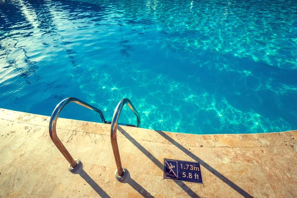 Piscina con escalera y agua clara — Foto de Stock