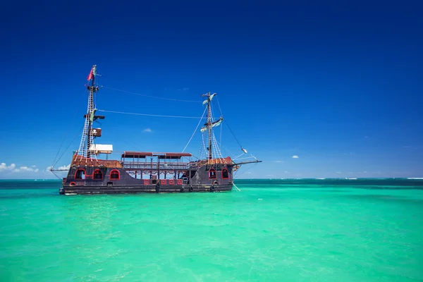 Una réplica de un viejo barco en el mar Caribe cerca de Punta Cana —  Fotos de Stock