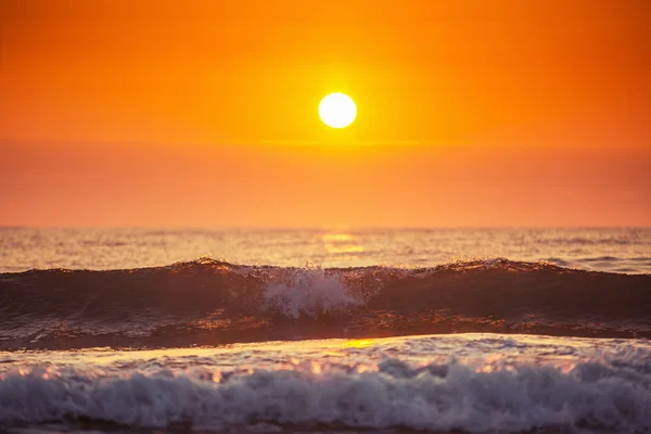 Lever de soleil et vagues brillantes dans l'océan — Photo