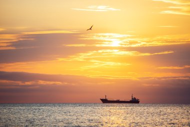Sabah gündoğumu deniz üzerinde