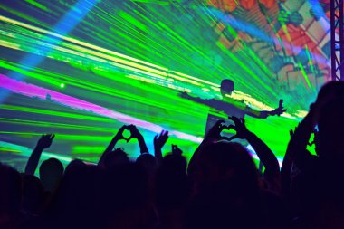 Gençler eğleniyor rock konserinde fotoğrafı