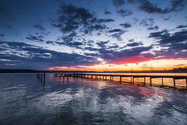 Bellissimo paesaggio nuvoloso sul lago — Foto Stock