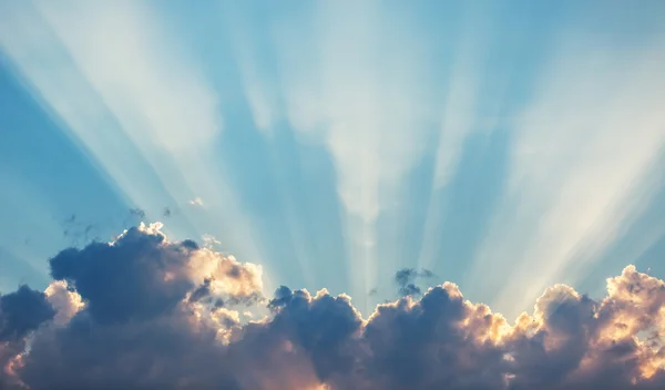 Puesta de sol nubes de cielo dramáticas con rayo de sol —  Fotos de Stock