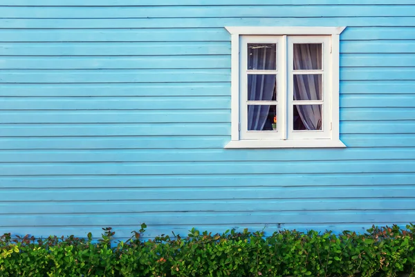 Ventana blanca en una pared de madera azul en República Dominicana —  Fotos de Stock