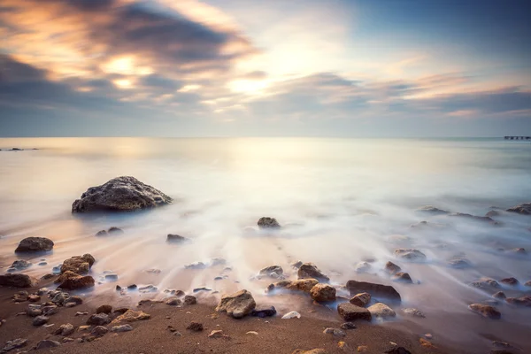 Bela paisagem nublada sobre o mar — Fotografia de Stock