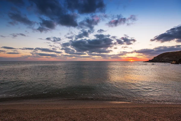 Dramático amanecer sobre la orilla del mar — Foto de Stock