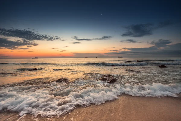 Schöne Wolkenlandschaft über dem Meer, Sonnenaufgang — Stockfoto