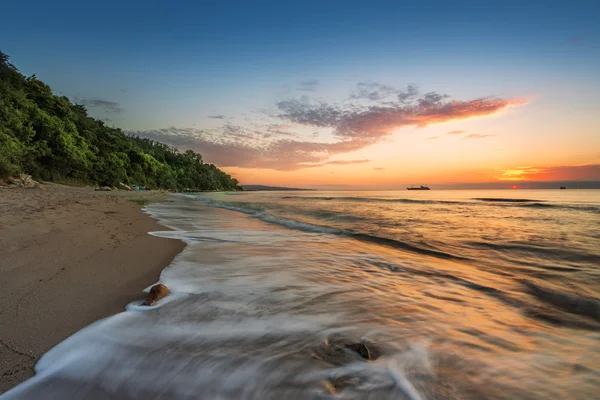 Bela paisagem nublada sobre o mar, tiro ao nascer do sol — Fotografia de Stock