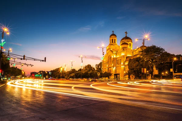 La Catedral de la Asunción en Varna. Iluminado por la noche . — Foto de Stock