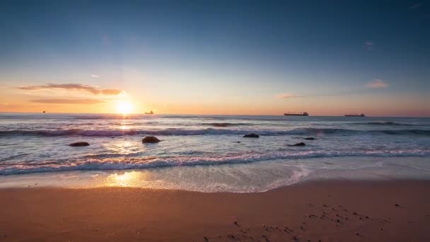 Nascer do sol sobre o mar, vídeo — Vídeo de Stock