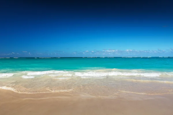 Красивый пляж с чистой водой и песком — стоковое фото