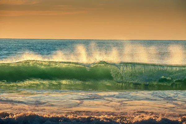 Krásný východ slunce nad mořem vlny — Stock fotografie