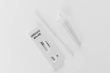 Beyaz zemin üzerinde SARS-CoV-2 ve grip için hızlı test kiti