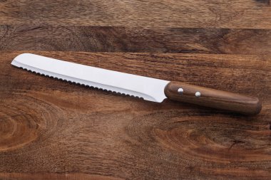 Zarif Tahta Yüzeyde Tahta Saplı Tırtıklı Bıçak