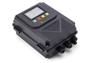 Dokunmatik Ekran Görüntülü Endüstriyel Kontrol Tersine Çevirici Kutusu ve Güç Sistemleri için Kablo Bağlantıları. Beyaz arkaplanda izole edilmiş elektrik akımı ve güç dengeleyicisini kontrol etmek için çevirici